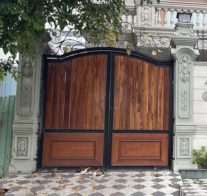 mẫu cổng sắt 2 cánh giả gỗ